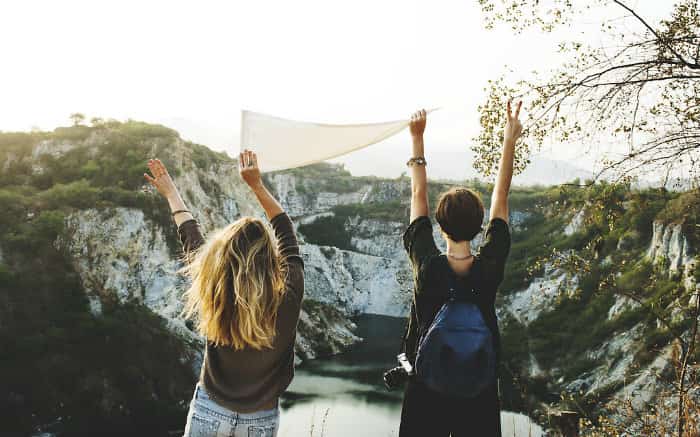 Imagem de duas mulheres viajando para texto que fala se viajar sem seguro viagem vale a pena ou não.