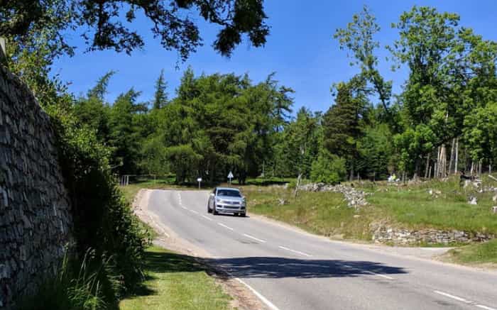 Imagem de carro em estrada para ilustrar texto sobre seguro para estrada