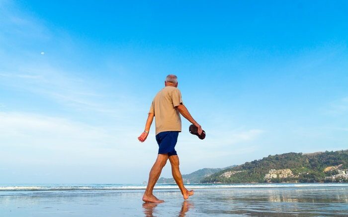 idoso em praia para ilustrar texto sobre seguro viagem para idoso