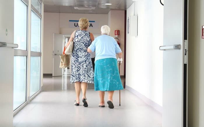 Imagem de idosas no hospital para texto sobre plano de saúde sênior