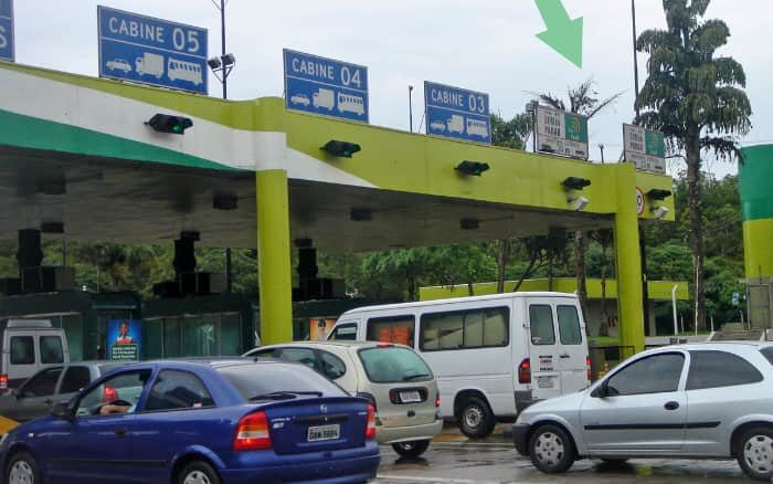 Foto de pedágios com carro para texto que fala se sem parar vale a pena