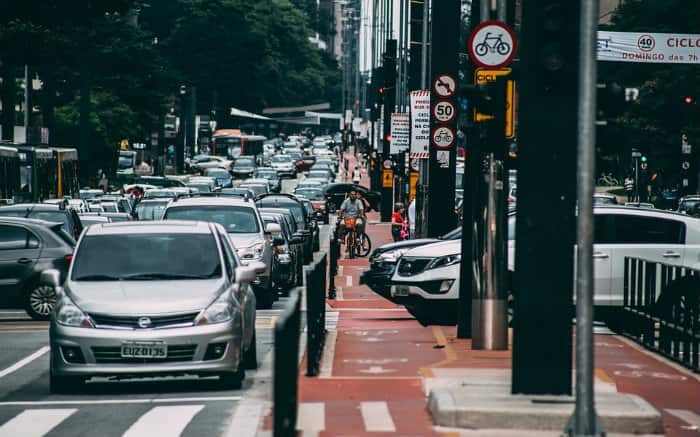 Imagem de carros na rua para texto sobre novos tipos de seguro auto