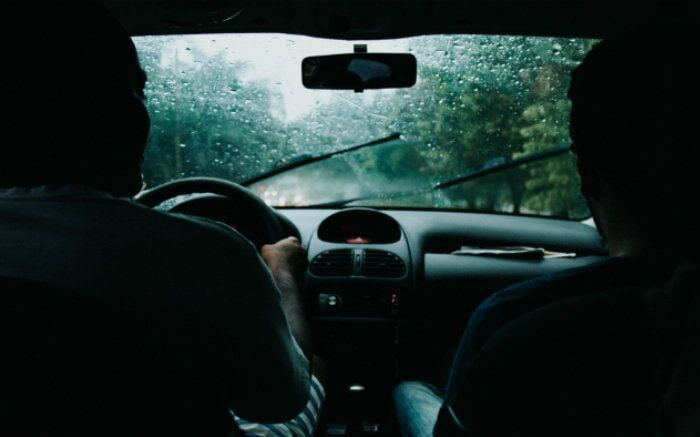 Imagem de carro na chuva para texto sobre sensor de chuva