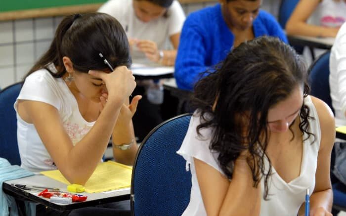 Imagem de pessoas fazendo prova para texto sobre como é o exame psicotécnico