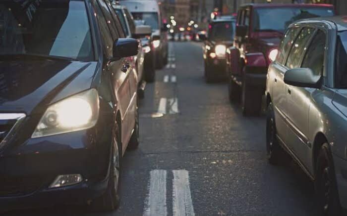 foto de carros na rua para texto sobre trocar de seguro auto