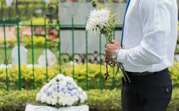 Imagem de funeral para texto sobre seguro residencial com auxílio funeral