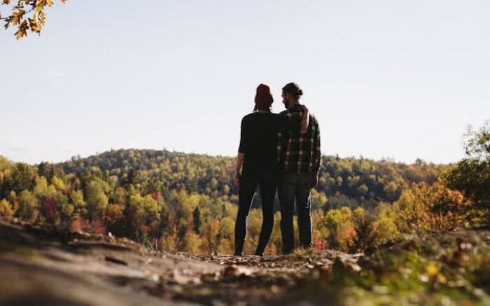 Imagem de casal para texto sobre viagens românticas baratas