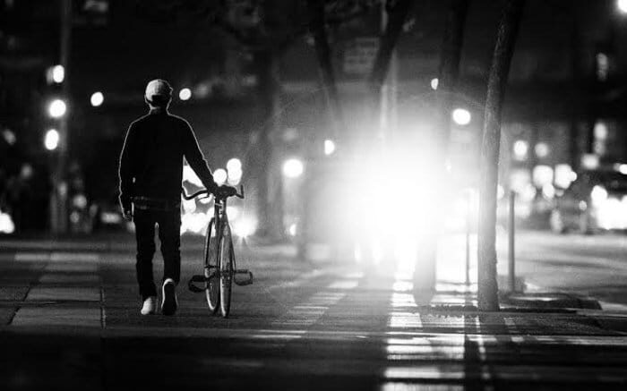 imagem de ciclista à noite para texto sobre o que o seguro de bicicleta cobre