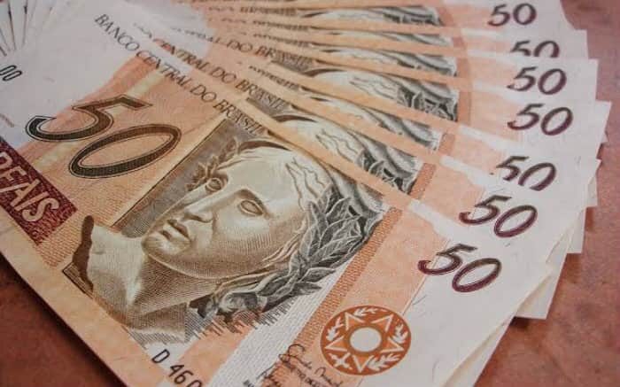 notas de real para texto sobre gastos com carro no começo do ano