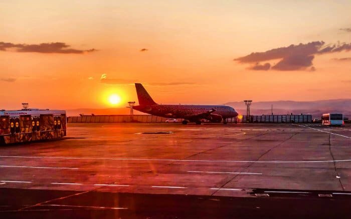 imagem de avião na pista para texto sobre seguro viagem para cancelamento de voo