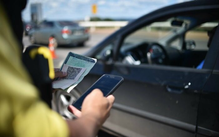 Imagem de guarda vendo cnh para texto sobre cnh especial e como fazer agendamento no Detran - o que não soma mais pontos na cnh