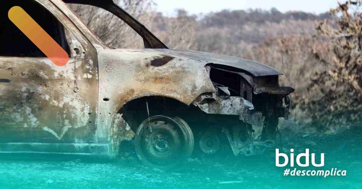 Imagem de carro queimado para texto sobre cobertura contra incêndio no seguro auto