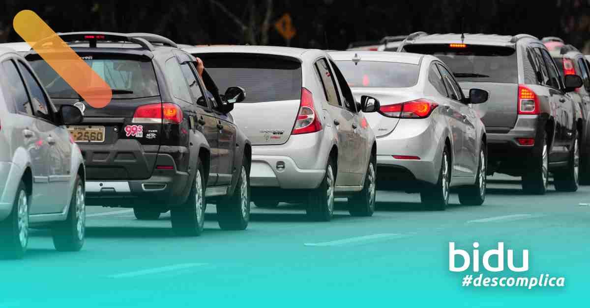 Imagem de carros na rua para texto sobre IPVA atrasado