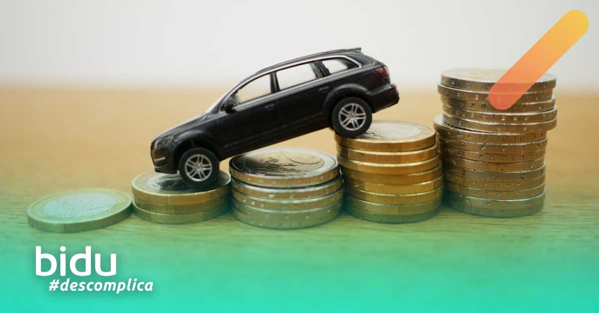 Imagem de carro e moedas para texto que fala se vale a pena financiar carro