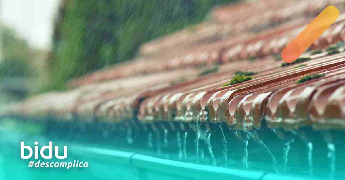 foto de chuva no telhado para texto sobre cuidados com a casa na chuva desastres naturais no seguro residencial