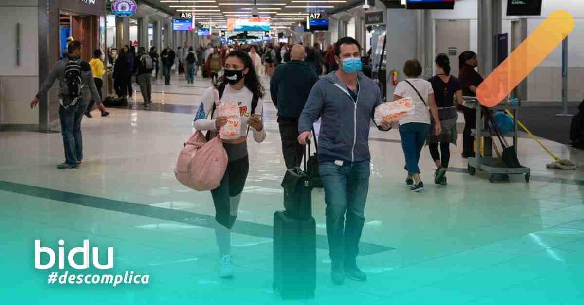 Foto de aeroporto e pessoas com máscaras para texto sobre companhias aéreas e o coronavírus