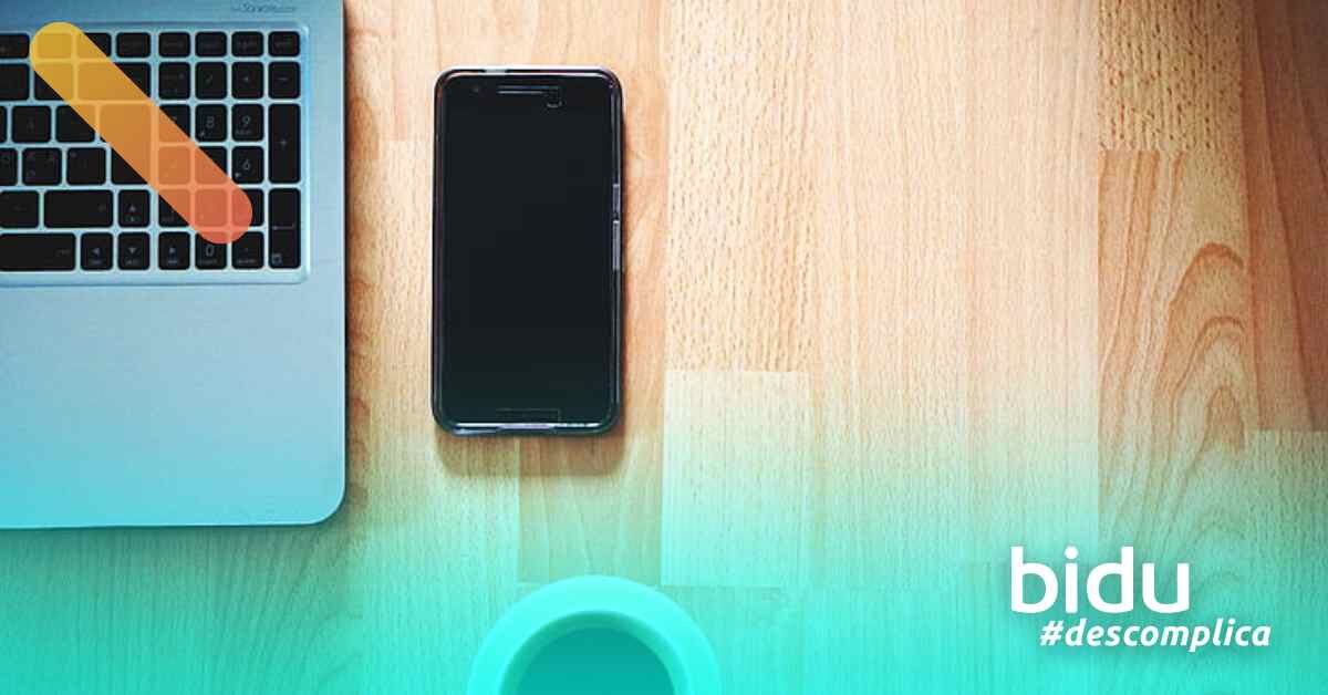 foto de mesa com computador para texto sobre produtividade no home office