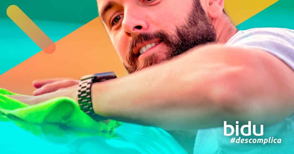 Imagem de uma pessoa lavando o carro com a descrição: reparos no carro